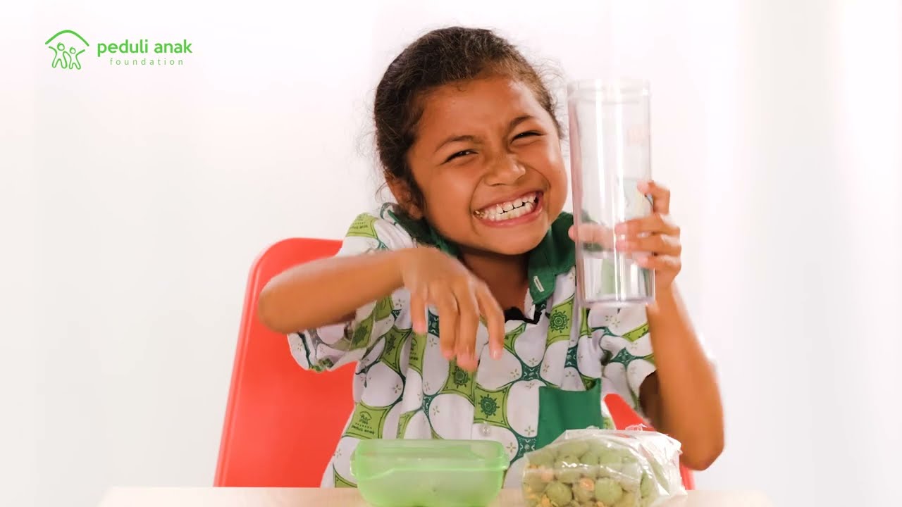 Anak-anak Lombok Mencoba Snack dari Belanda