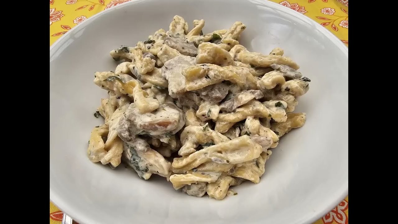 Fusillis aux champignons avec le KitchenAid à l'aide du presse pâtes.