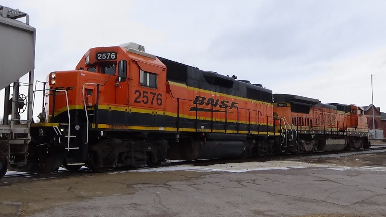 BN Clinton works around Fifth Street CP 853 loaded coal January 21, 2026