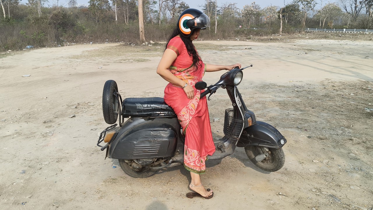 Girl Kickstart & Ride Bajaj Chetak Wearing Khadau | Vintage Scooter Start & Ride #priyankakhanduri