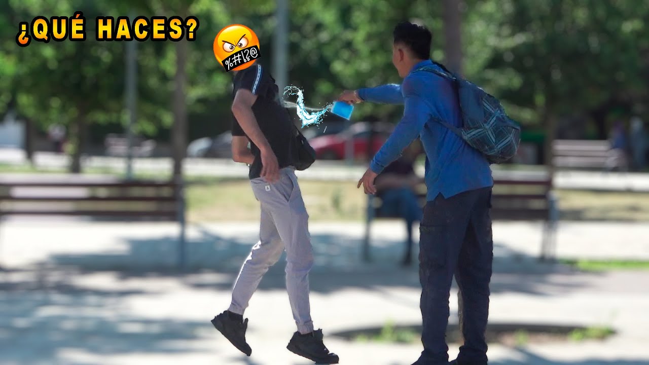 Lanzando Un Vaso de Agua a la Cara a Desconocidos 😱