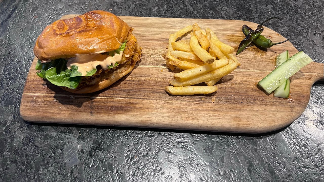 Hamburguesa de pollo crunchy estilo Louisiana las especiales para el super bowl 