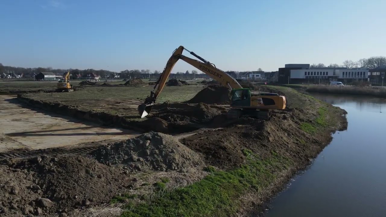 Grondverzet project tholen met de CAT 323. Komatsu 210. Liebherr 946.