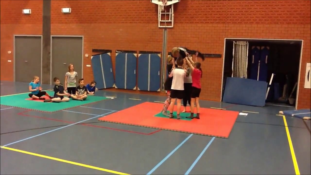 Acrogym show groep 7 O b s  het Slingertouw