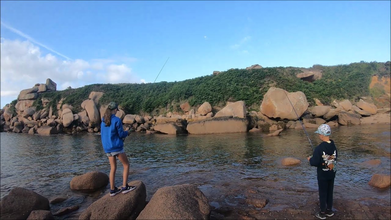 Marie pêche un GROS POISSON!!! Pêche en mer Ploumanac'h