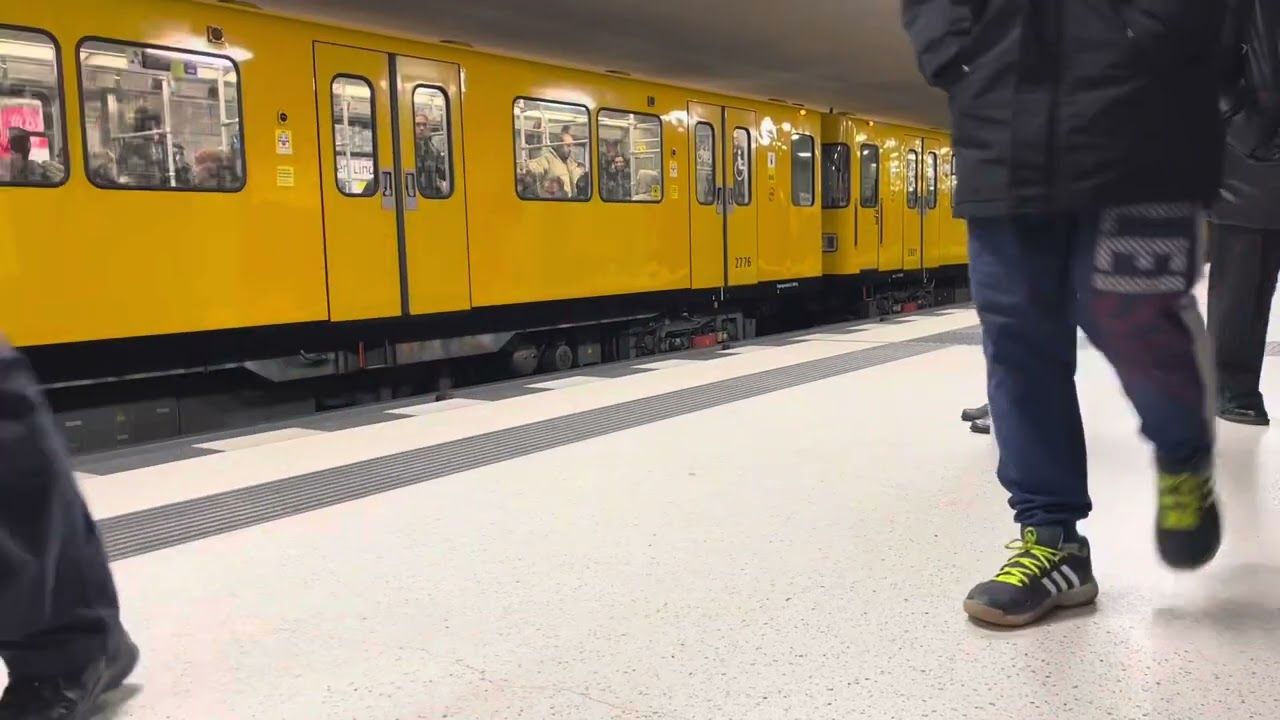 Berlin Metrosu(U6 Hattı) Unter den Linden İstasyonu (Berlin U-Bahn Line U6 Unter den Linden Station)