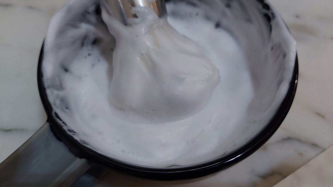 L'utilizzo della ciotola nel montaggio del sapone.