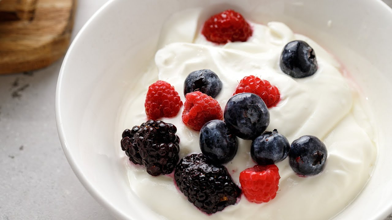 Easy Keto Yogurt Berry Bowl [Simple Low-Carb Breakfast]