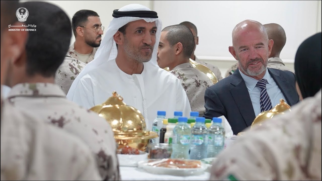 وزير الدولة لشؤون الدفاع يشارك مرشحي جامعة زايد العسكرية الإفطار