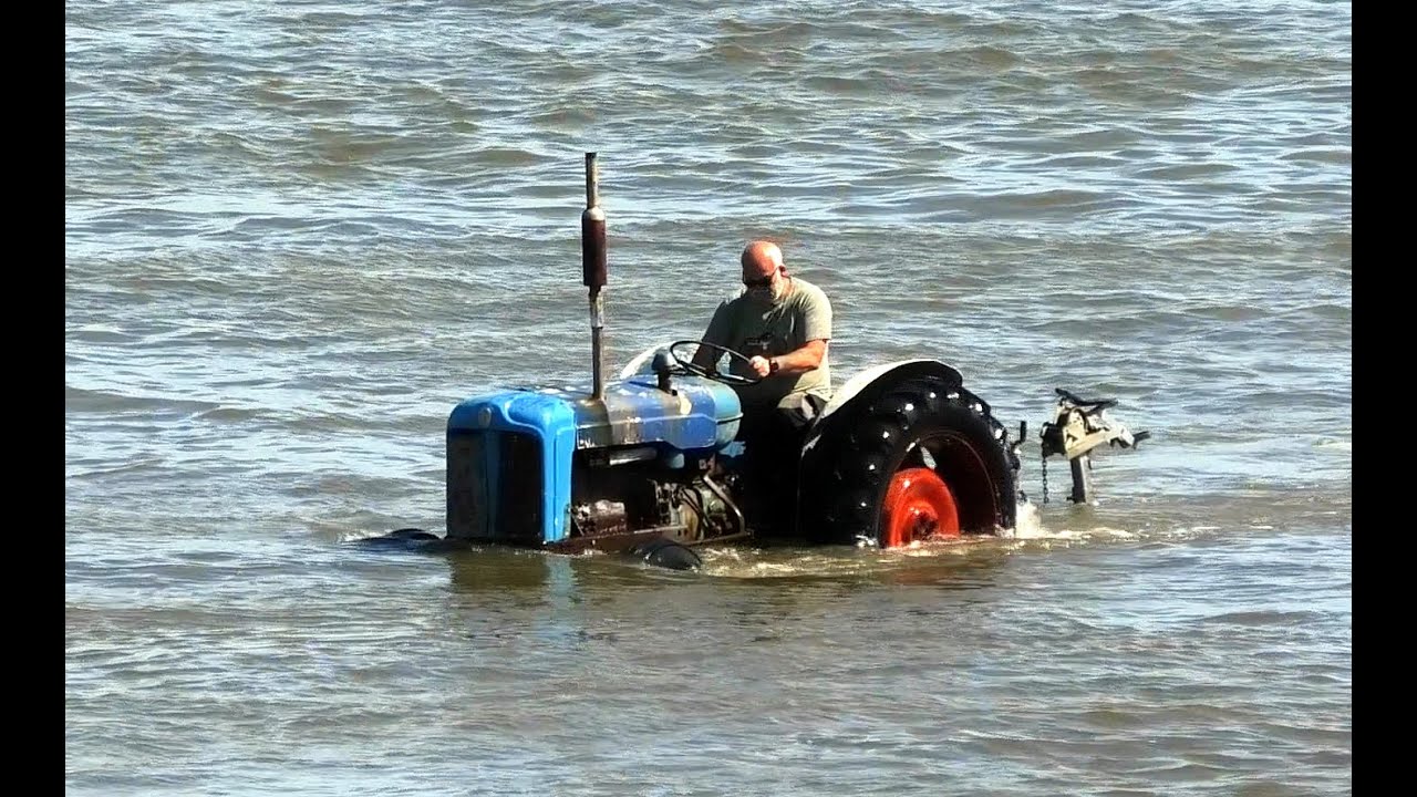 Tractors in the SEA!!!! Abersoch & Cricieth.
