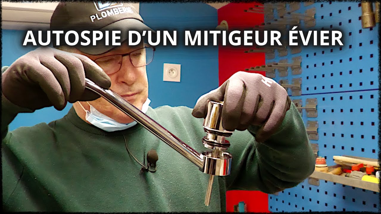 UN MITIGEUR EVIER  ( vu de l'intérieur )