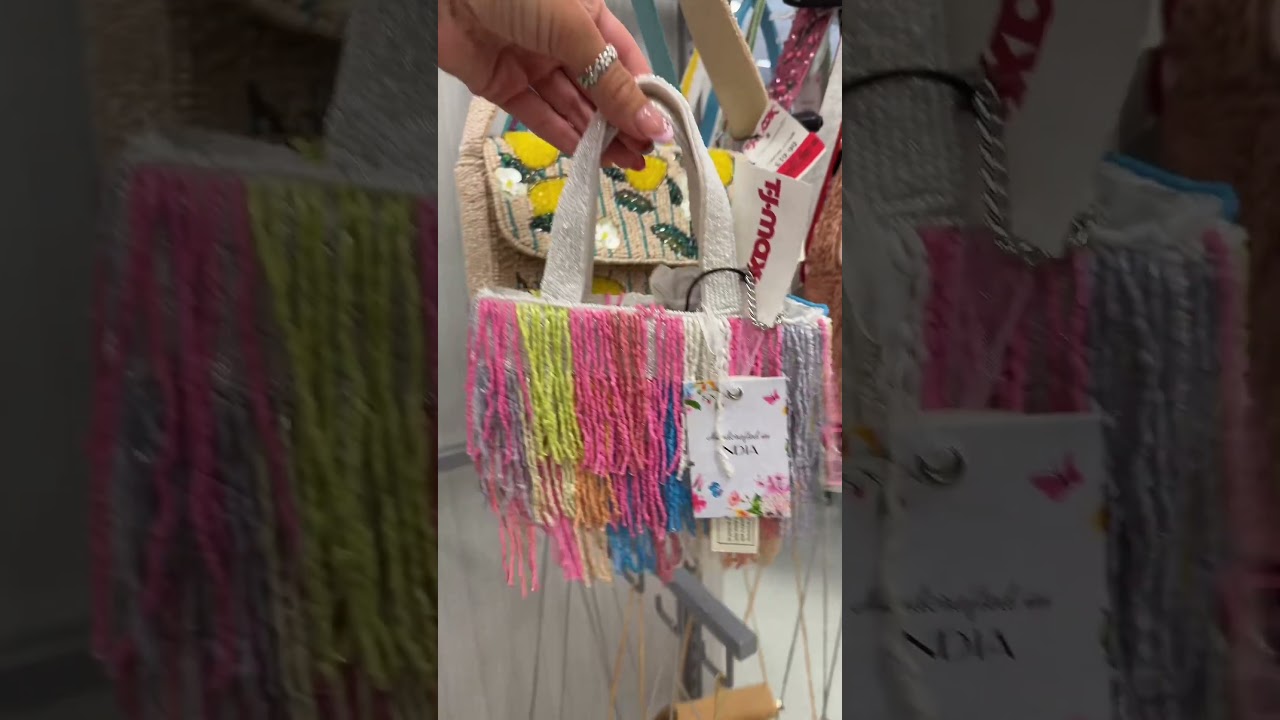 Поиски вирусных сумок, украшенных бисером, продолжаются&hellip; #shopwithme