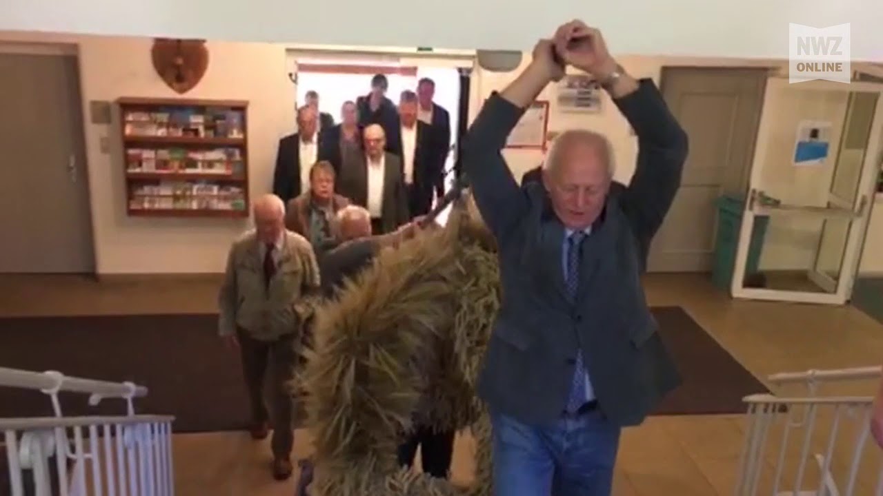 Einzug der Erntekrone im Kreisamt