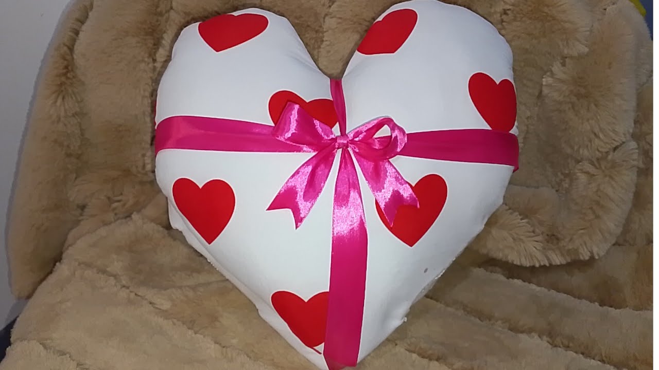 جوتي على شكل قلب لتزيين طقم سرير 💕❤💝