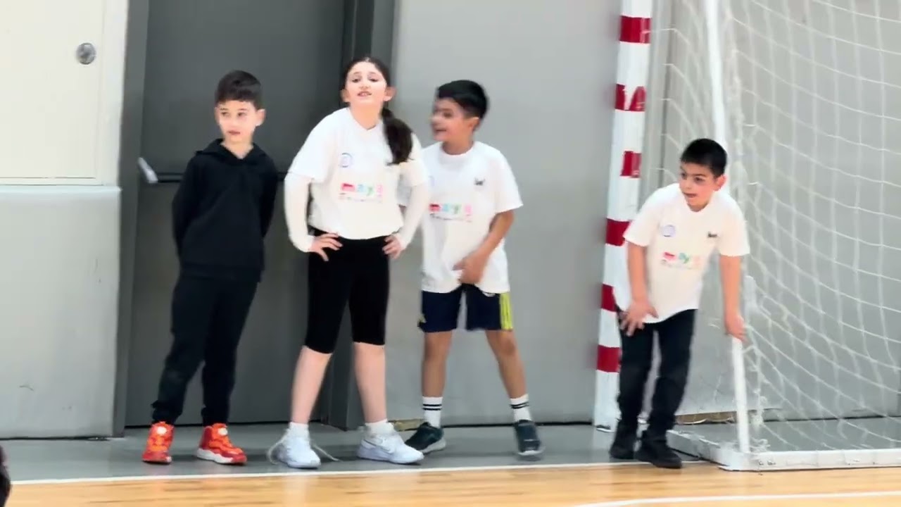 Tenis Sonrası Köpek Balığı Yakalamaç Oyunu 