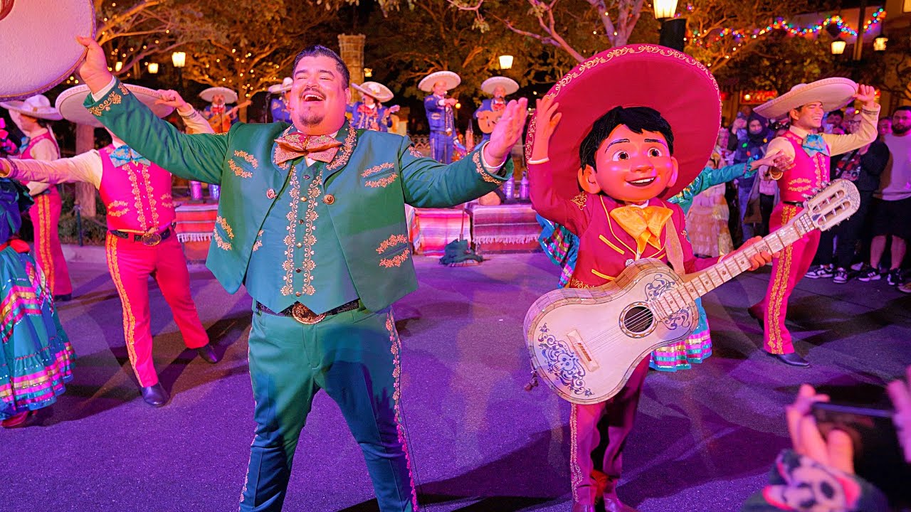 [NEW] 4K Interactive Coco Show With Mariachi At Disneyland Resort - A Musical Christmas