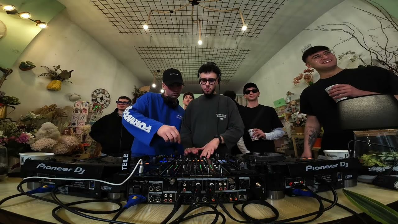 P2P DJ Set in a Flower Shop 🌿 | Indie Dance / Dark Electronic