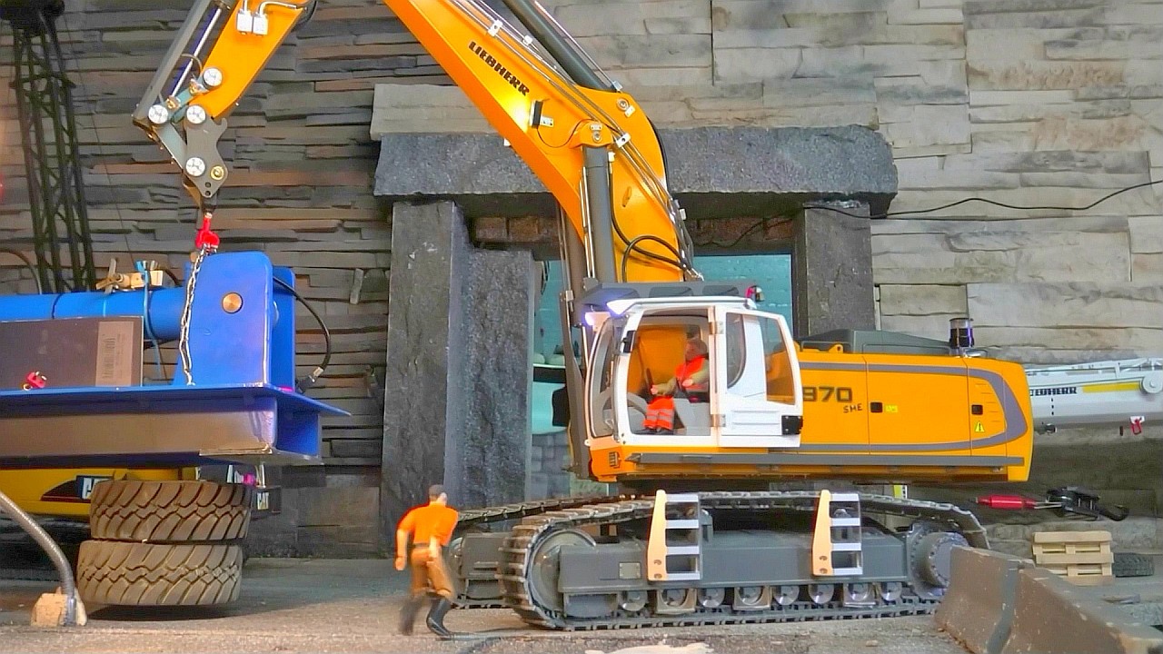 RC Klaus Punch Klaus 17 Liebherr 956 Realistic Construction Action