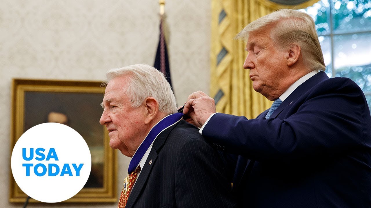 Президент Трамп вручает медаль Свободы генеральному прокурору Эдвину Мизу | USA TODAY