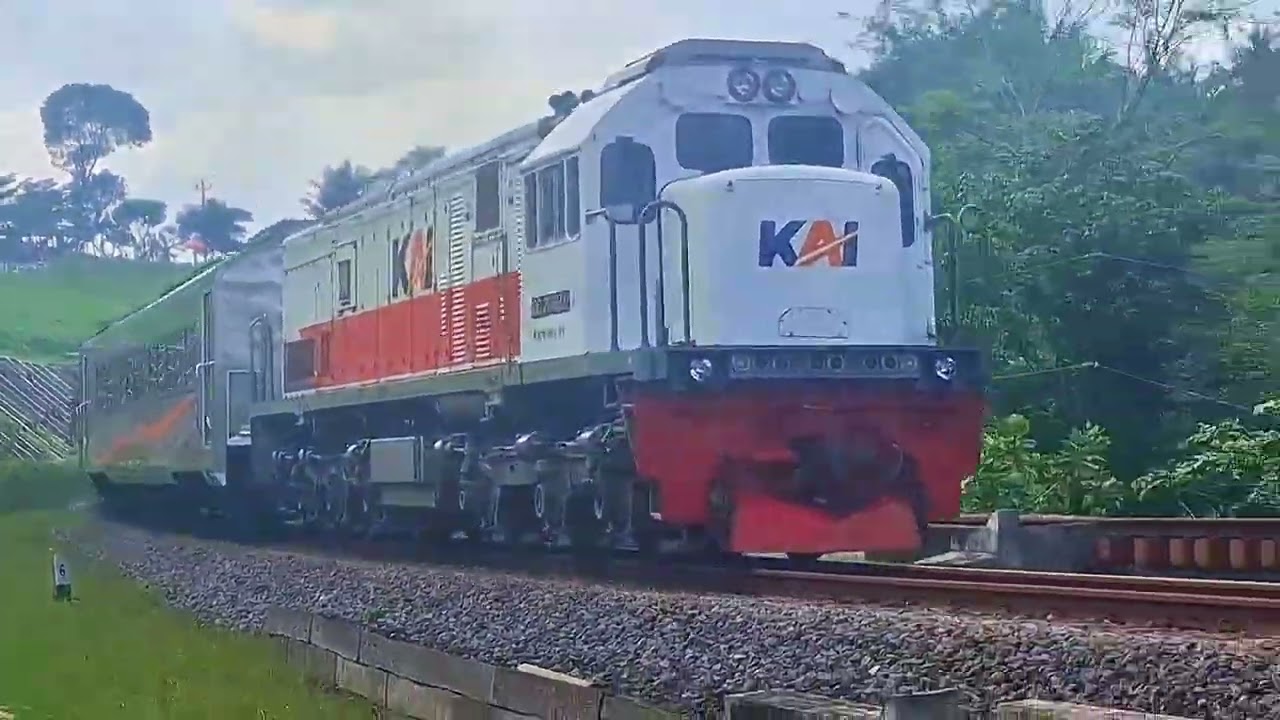 KERETA API PANJANG‼️ HUNTING 33 KERETA API NGEBUT DI PERLINTASAN MENIKUNG