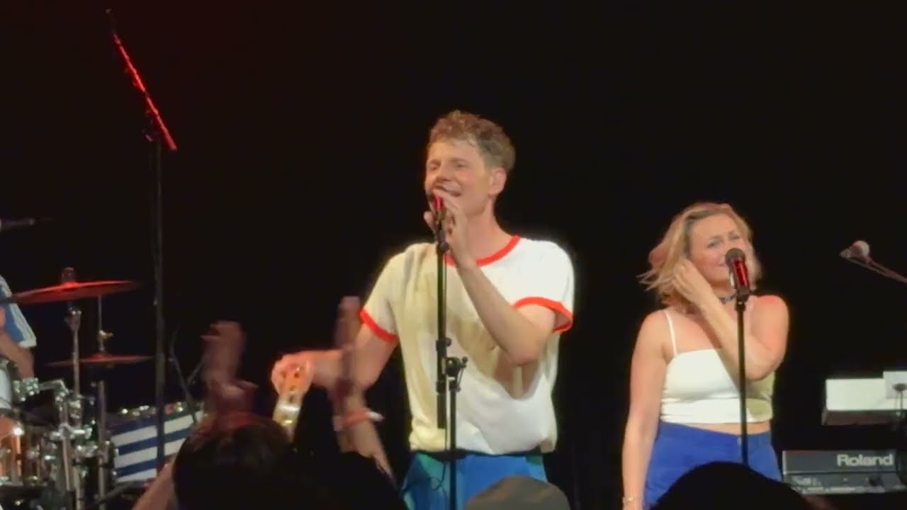 ALPHABEAT'S FIRST REUNION SHOW IN YEARS! Singer STAGEDIVES During 