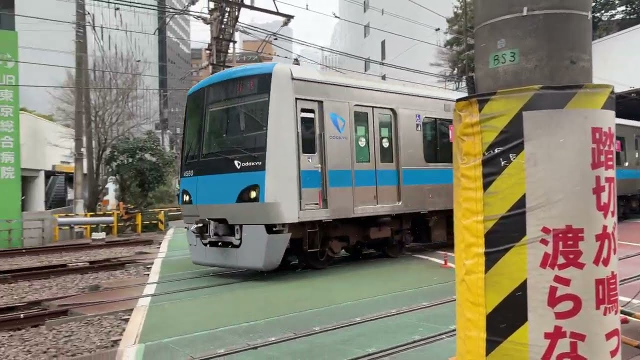 小田急4000系4060Fと小田急3000系3657Fが雪の降る新宿駅でコラボするシーン　2026年2月7日午後12時58分撮影