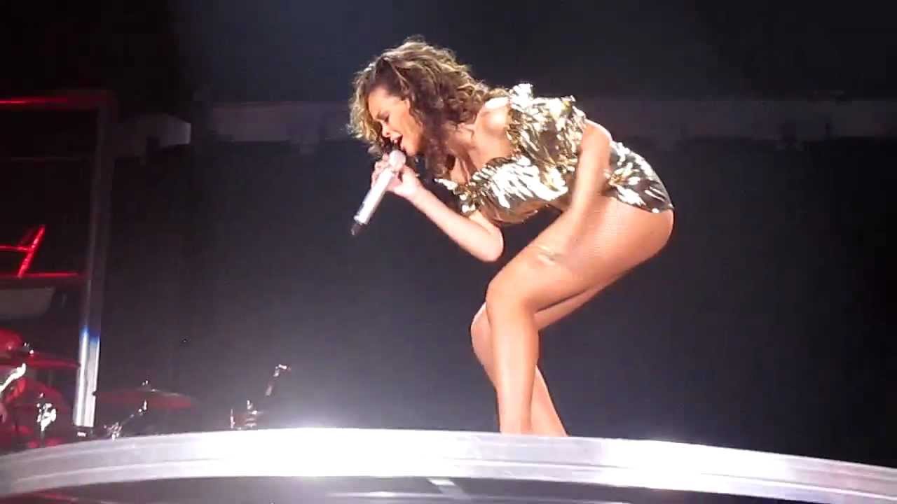 Rihanna - Umbrella LIVE @ Glasgow SECC LOUD Tour (10/10/11)