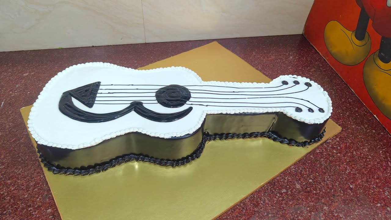 Guitar cake decorating 🎸🎸🎸🎸🎸🎸🎸🎸