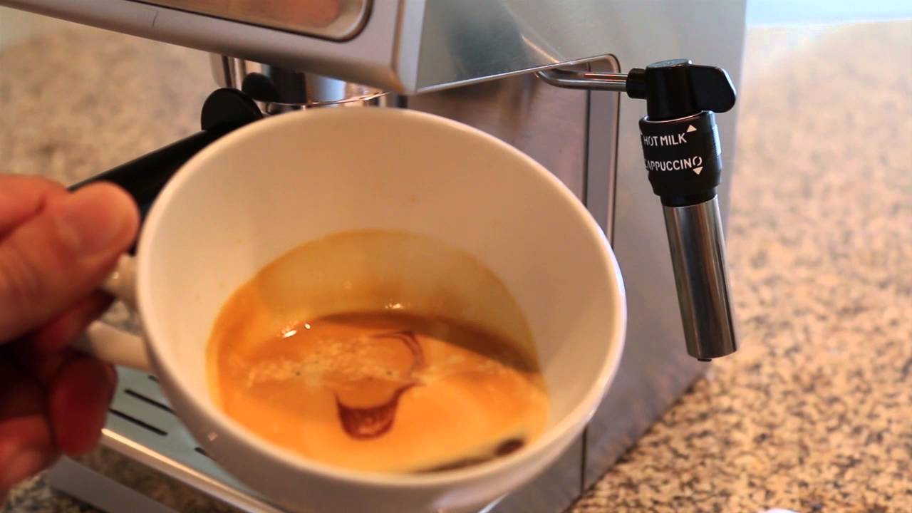 De'Longhi ECP3630 review - Making a caffè mocha