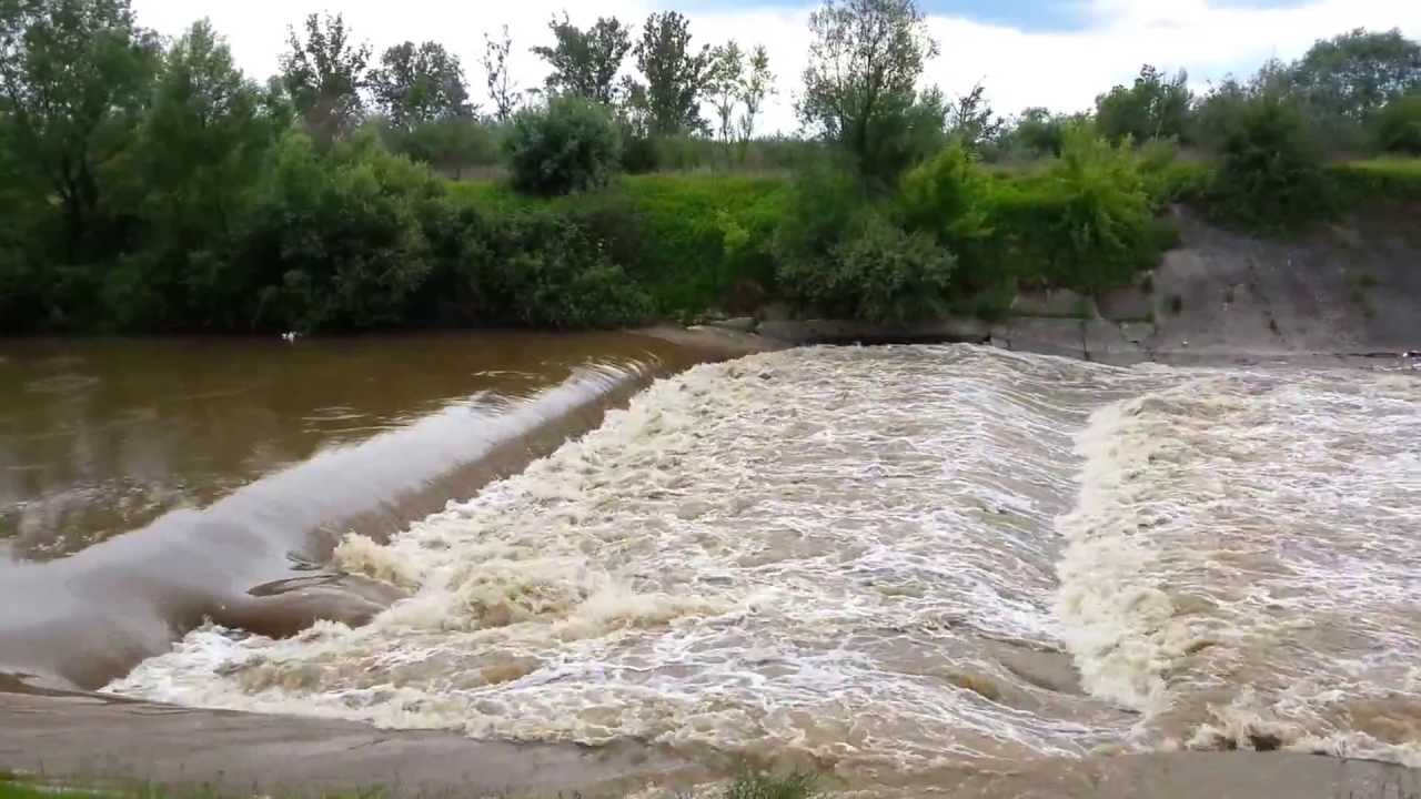 Mielec, Wisłoka - ujecie i pr&oacute;g wodny po obfitych opadach deszczu