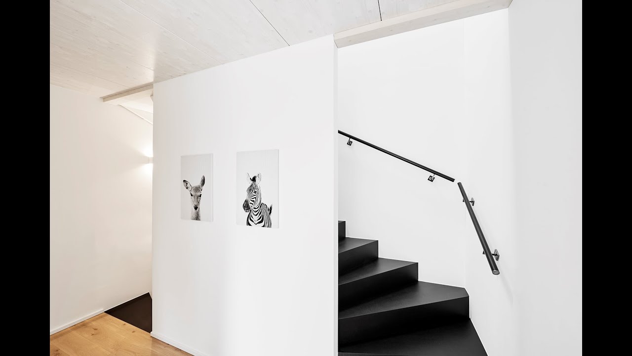 Treppe aus schwarzem CDF / Black CDF staircase / Черная лестница из CDF