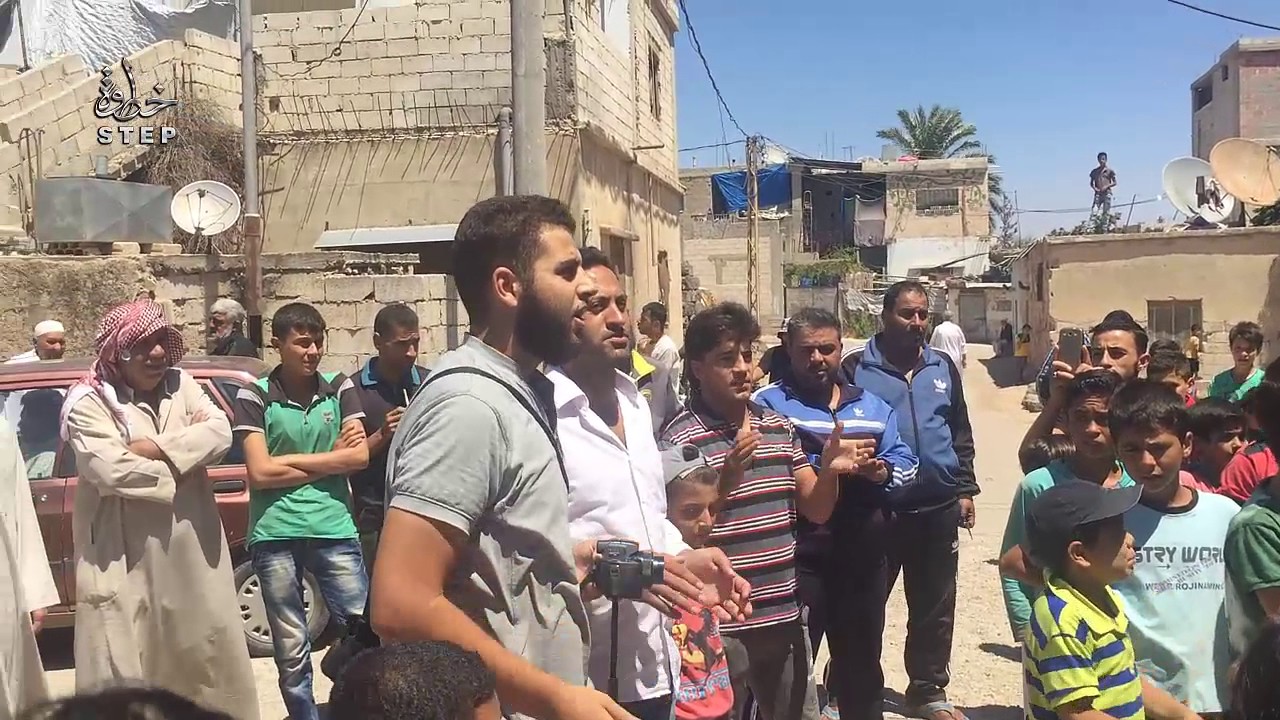 خطوة || شاهد مظاهرة في بلدة المزيريب نددت بالمصالحات و حييت ثوار حلب