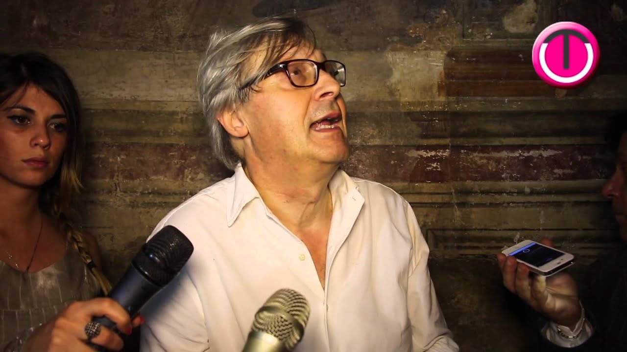 Vittorio Sgarbi in visita alla chiesa di San giacomo di Spoleto