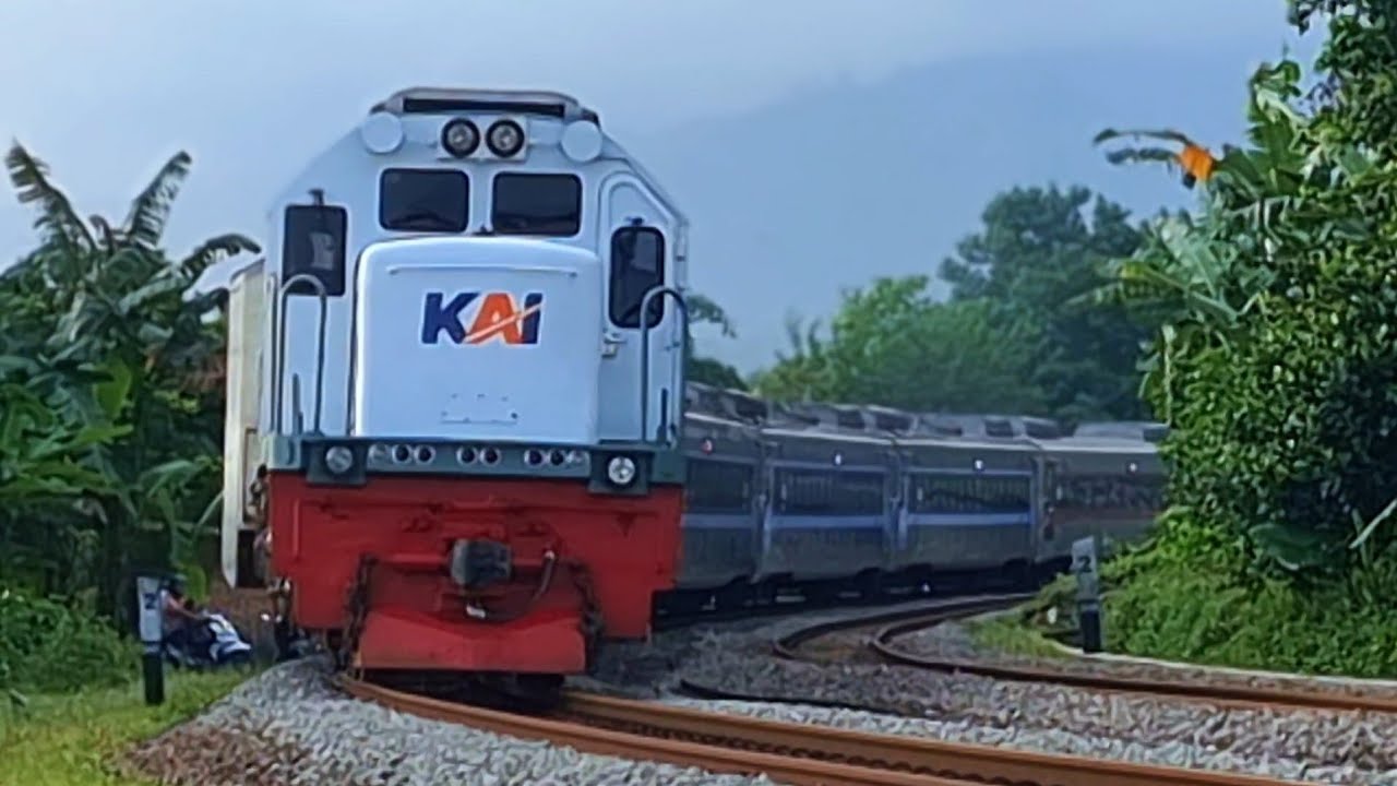 KERETA API PANJANG‼️ HUNTING 30 KERETA API NGEBUT DI PERLINTASAN MENIKUNG