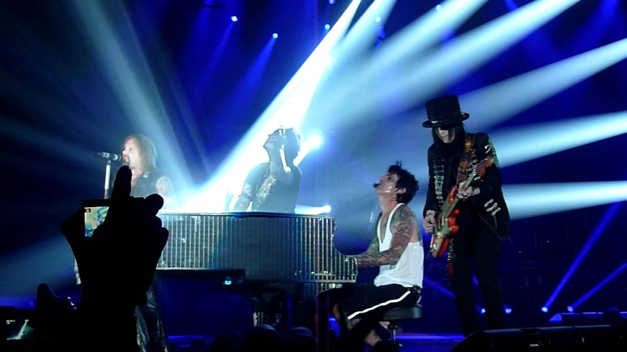 Motley Crue - Home Sweet Home (Live @ The M.E.N Arena, Manchester, UK, Dec 2011) [HD]
