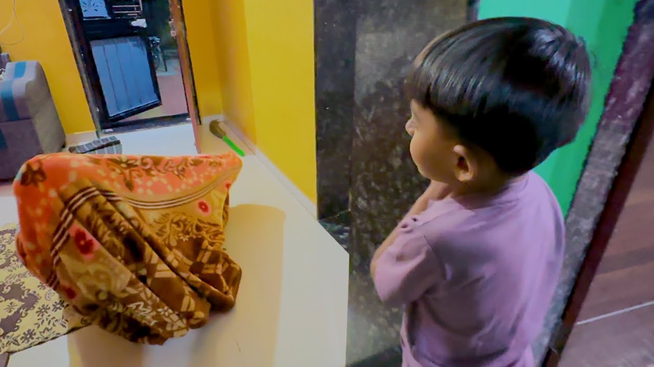 मम्मीने माऊलीची गंमत केली 🫢