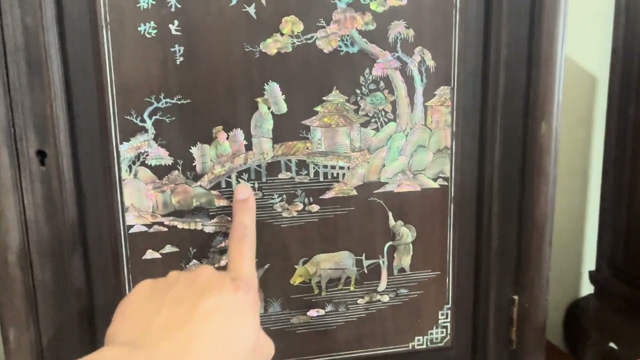 em lên video chi tiết chiếc tủ chè gỗ gụ khá sâu tuổi, có giá 17tr, liên hệ em 0344715560