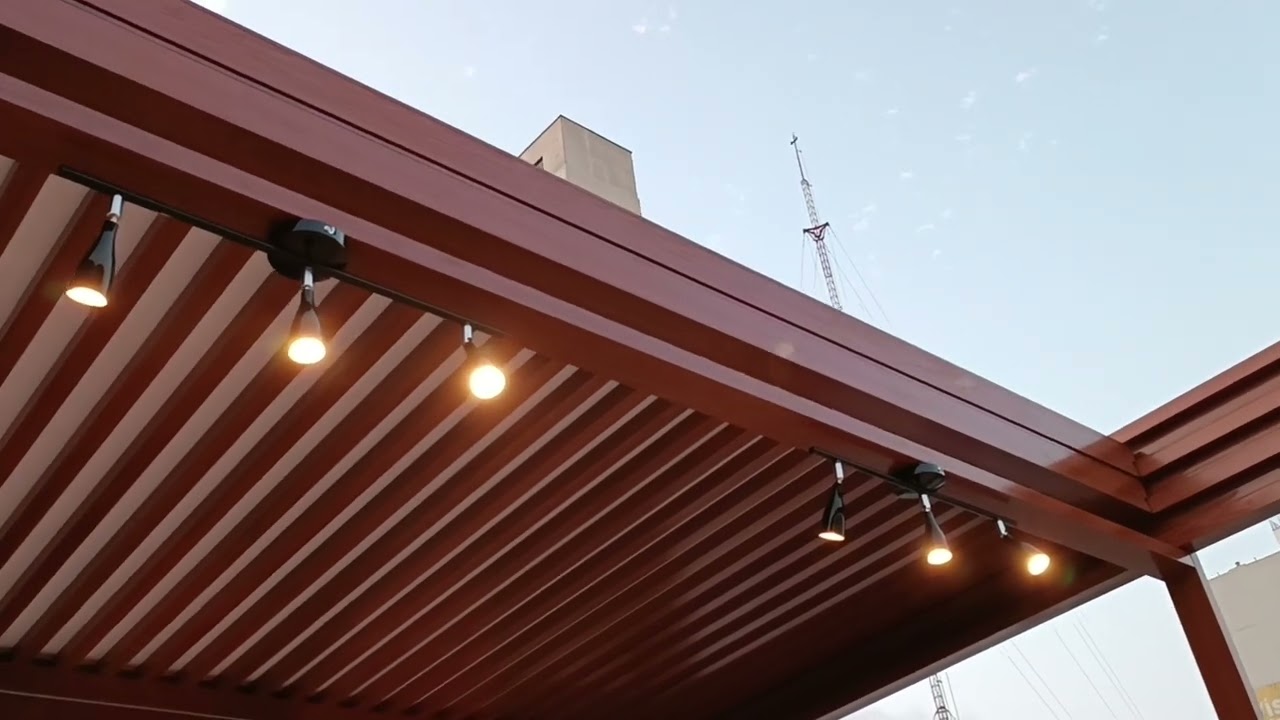 Techo Corredizo Modelo Sol y Sombra en Estructura de Aluminio Color Madera de Corp.Roman