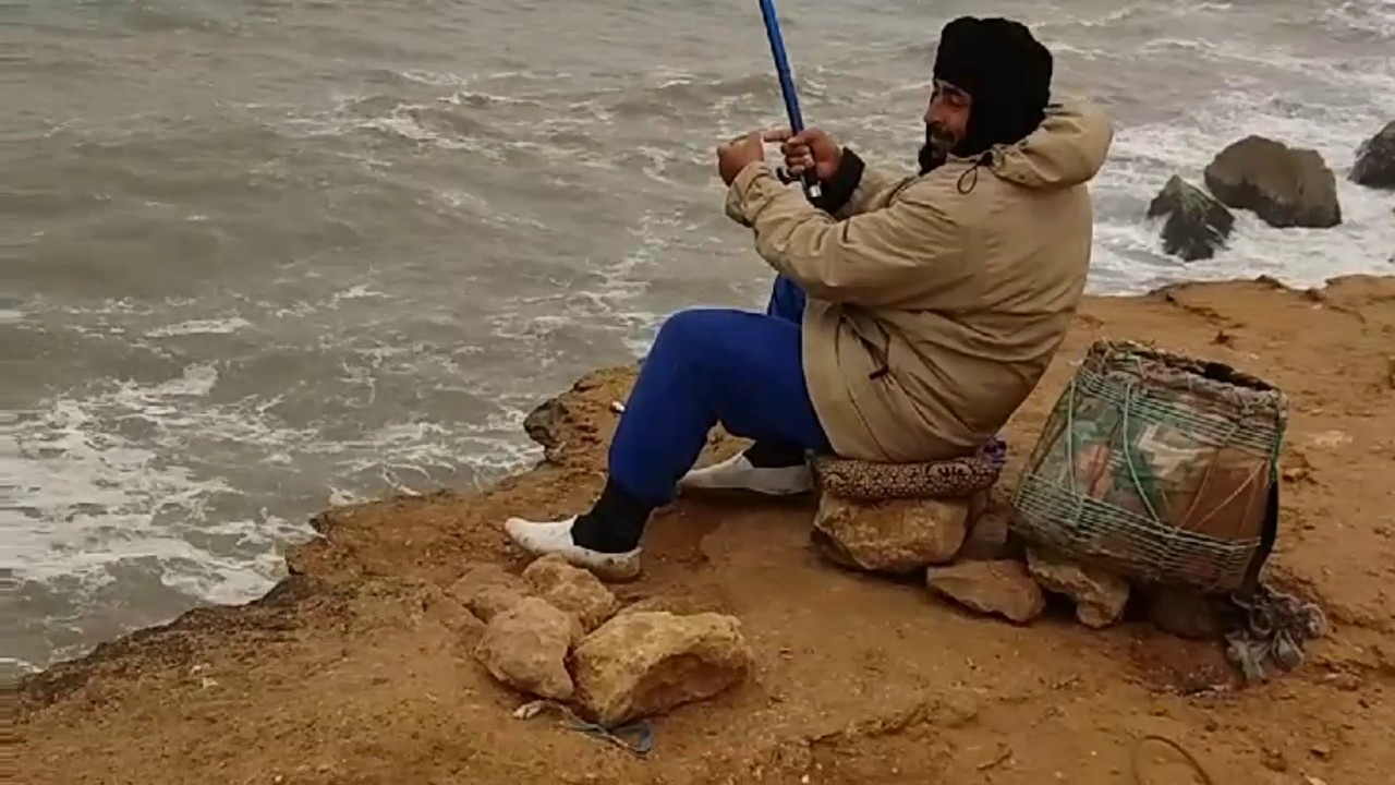 أصدقاء قناة رشيد حمامة تقنيات الصيد بالقصبة الرياس  عبد الله و الداودي ونور الدين مع  خيرات اخفنير
