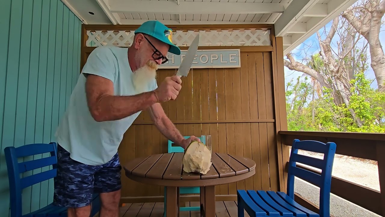 White boi vs coconut 🥥🤣no machete