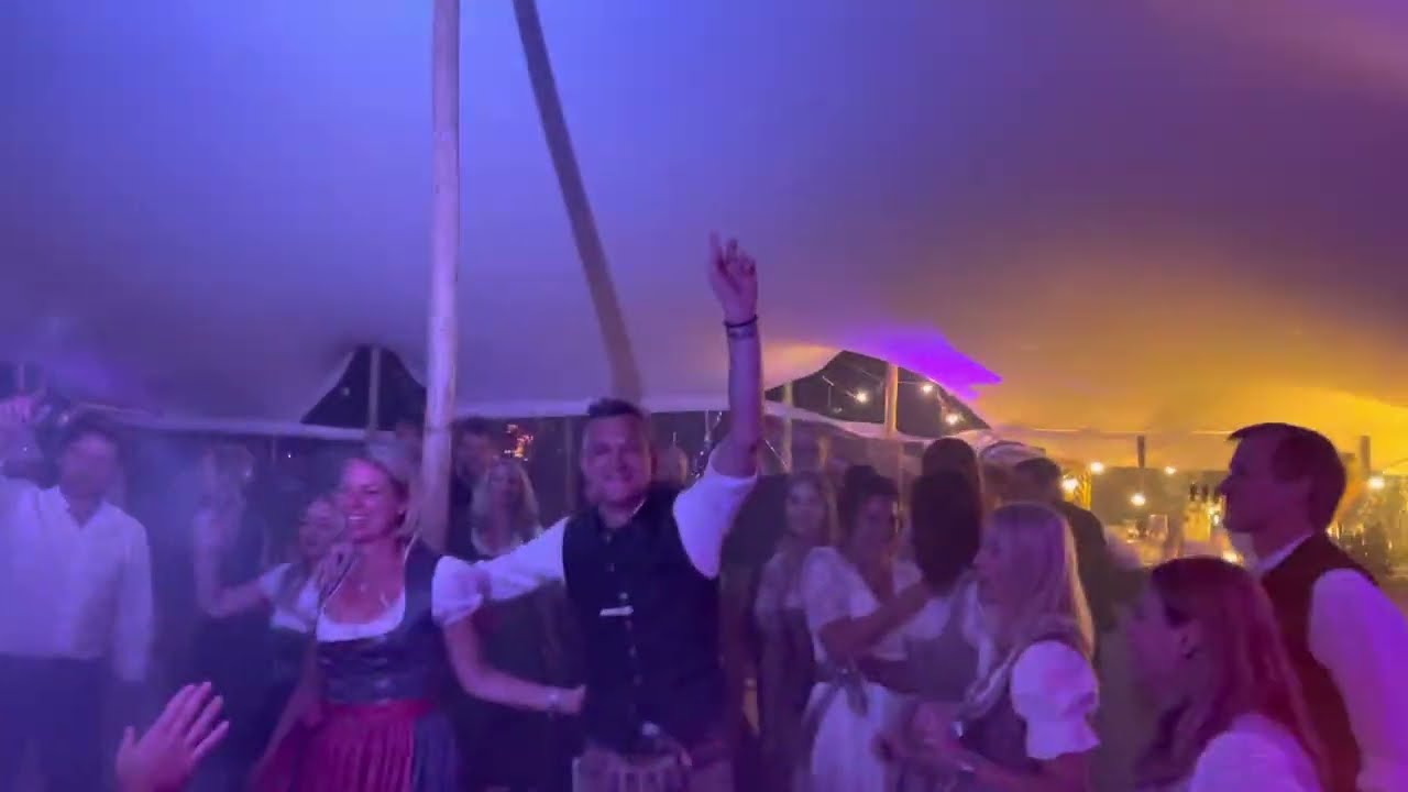 Party People Come On! Hochzeit auf dem Gut Hartschimmel mit SAXOBEATZ DJ und Saxophonist