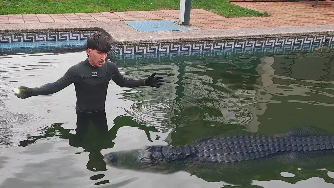 Entrei na piscina tóxica pra encontrar o monstro!!! | Davidisla