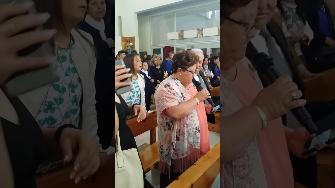 Abuela cantando a su nieto en su primera comunion