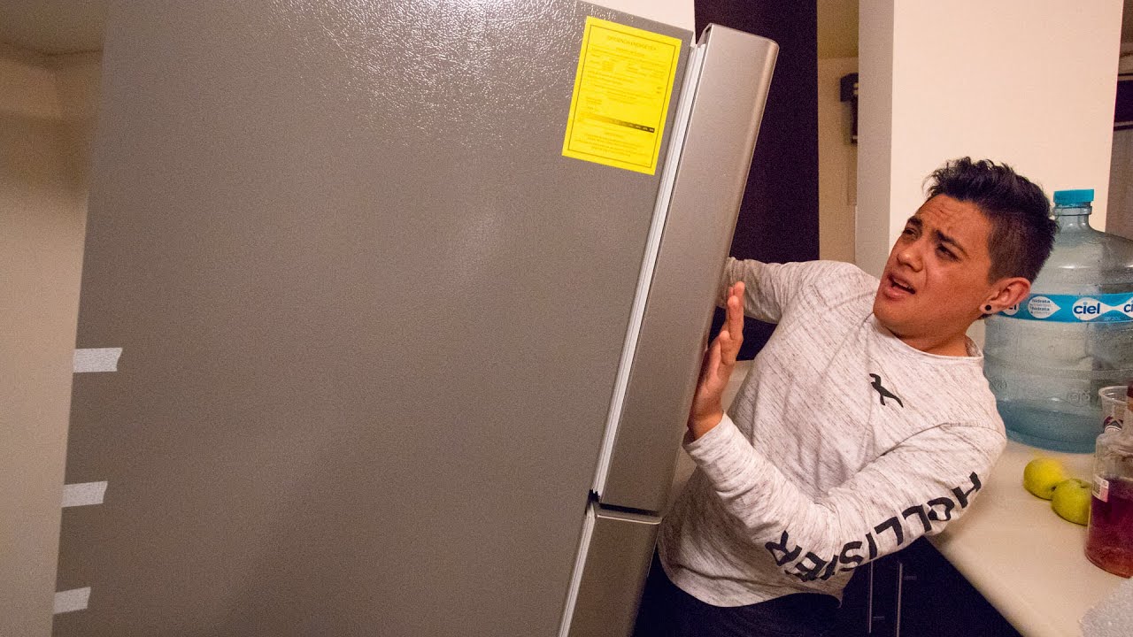 Se le Cae el Refrigerador Encima!! *Se Rompe las Costillas*