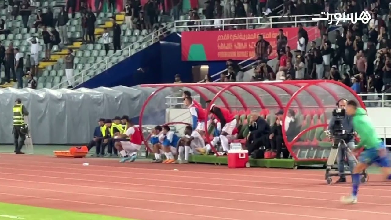 فرحة هستيرية لدكة احتياط الجيش الملكي بعد ضياع ضربة جزاء لأولمبيك خريبكة في آخر الثواني