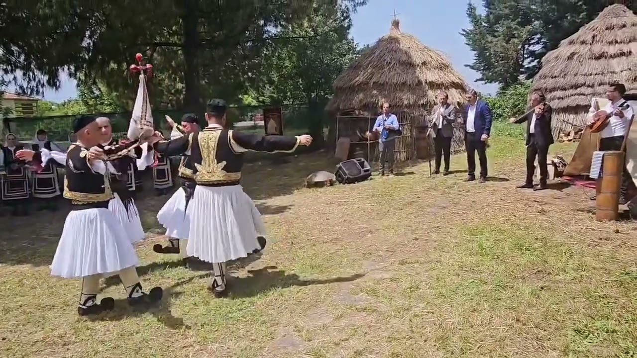 Η Λιάκαινα - ΝΙΚΟΣ ΛΑΔΙΑΣ                  Σύλ. Σαρακατσαναίων Ν.Τρικάλων