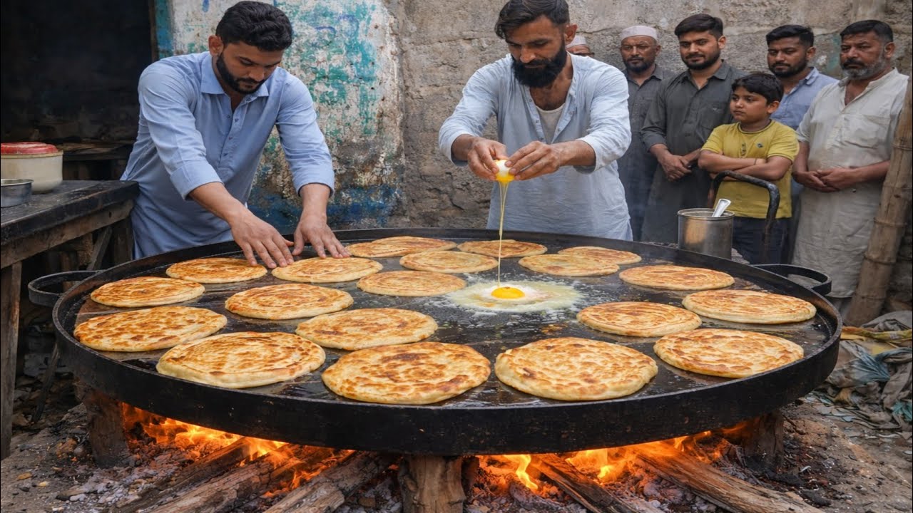 WORLD'S CHEAPEST AFGHANISTAN STREET FOOD 20 RS CRISPY TAWA PARATHA WITH FRESH EGG OMELETTE 