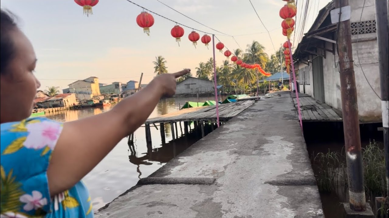 Persiapan menyambut imlek diperkampungan tionghoa