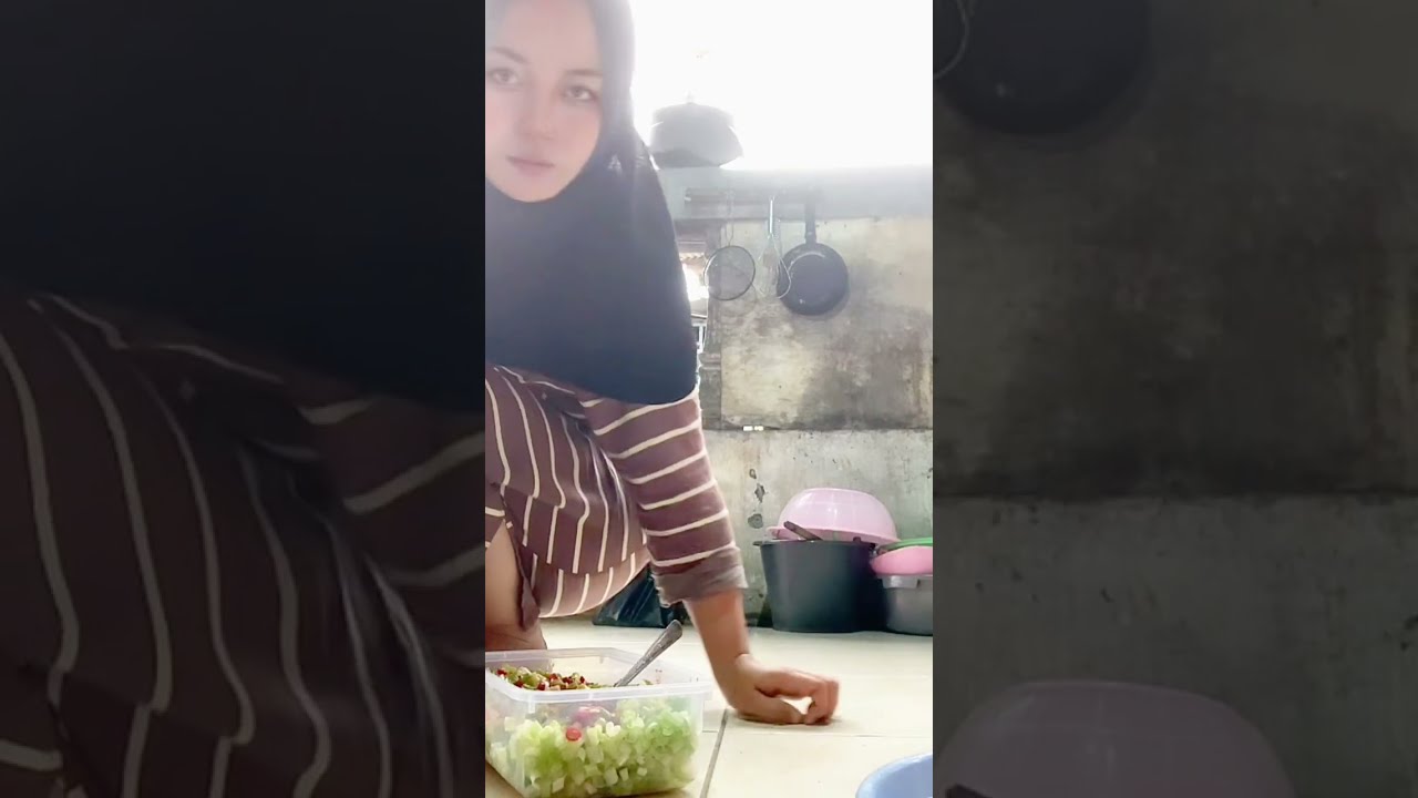 Mama muda hijaber cantik tak sengaja terlihat sedikit asian hijab updatet