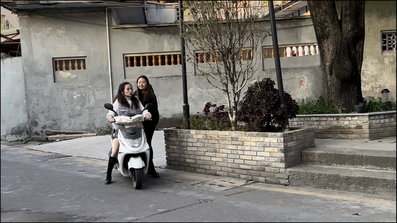 江門市Jiangmen 荷塘鎮“雷步村”是著名香港藝人劉德華先生的祖籍地。劉德華先生等鄉親捐資興建的1997年7月1日落成的“德育館”、遠昌小學。